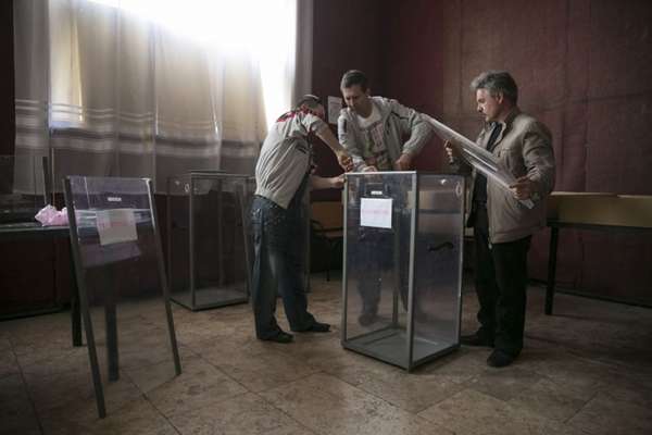 Urnas são montadas em local de votação na cidade de Slaviansk