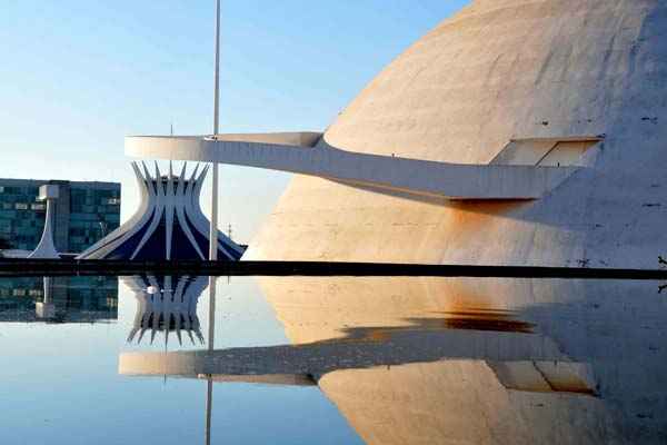 Imagem do Museu Nacional e da Catedral no amanhecer deste domingo (11/5)