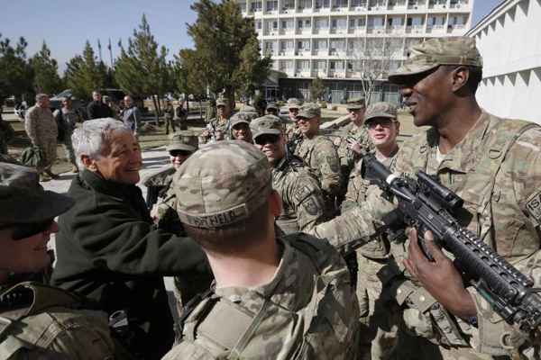 Secretário Chuck Hagel cumprimentando membros do Exército e os fuzileiros navais dos EUA