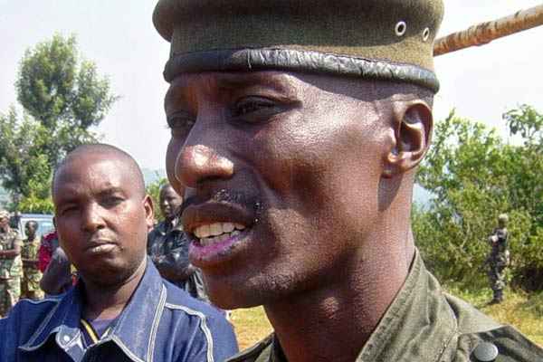 A imagem de arquivo de 22 de junho de 2004 mostra oficial do exÃ©rcito dissidente, o coronel Jules Mutebusi em um acampamento do exÃ©rcito em Ntendezi em Ruanda. Jules Mutebusi, 54 anos, morreu em 9 de maio de 2014, anunciou sua famÃ­lia