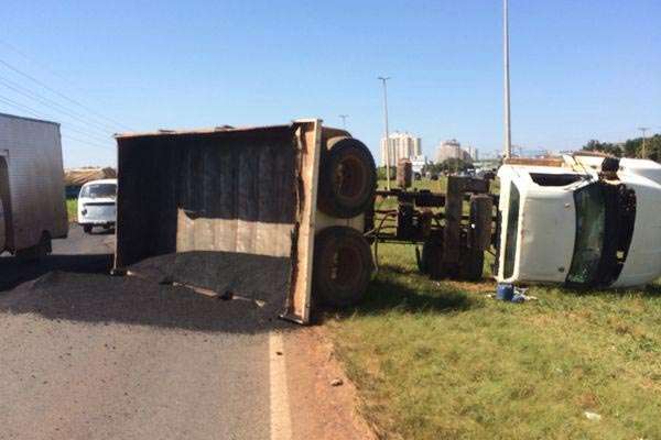 No tombamento, a carga do caminhão caiu na pista