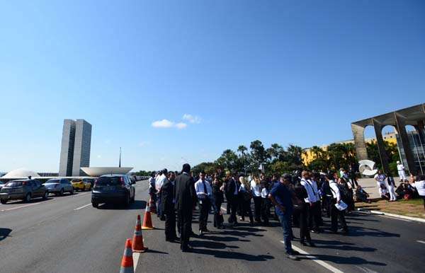 Itamaraty: cerca de 150 pessoas bloqueiam faixas da Esplanada