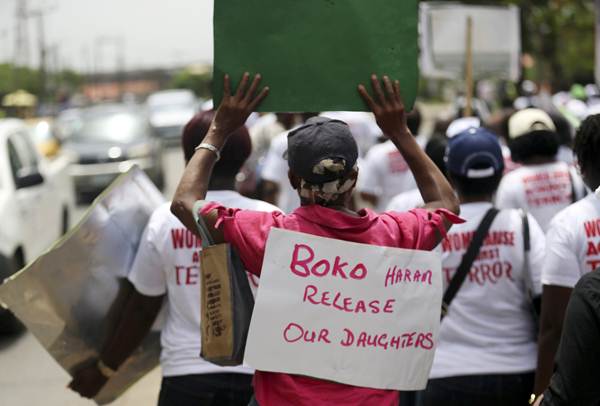 Mulher participa de protesto exigindo a libertação das meninas da escola secundária raptadas na remota aldeia de Chibok