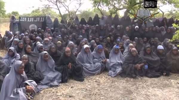 Estudantes sequestradas são vistas em local desconhecido nesta imagem retirada de um vídeo divulgado pelo grupo rebelde islamita nigeriano Boko Haram. O líder do grupo rebelde islamita nigeriano Boko Haram se ofereceu para libertar mais de 200 alunas raptadas em troca de prisioneiros