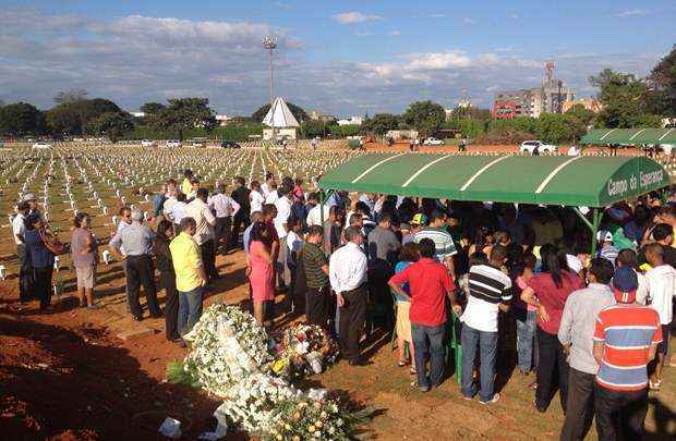 Amigos e familiares participaram do enterro de Boaventura Alves Neto