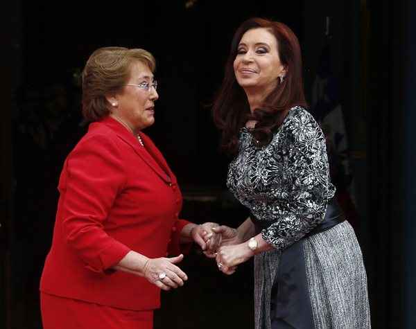 A presidente da Argentina, Cristina Kirchner (direita) recebe seu colega do Chile, Michelle Bachelet, no Palácio presidencial Casa Rosada, em Buenos Aires