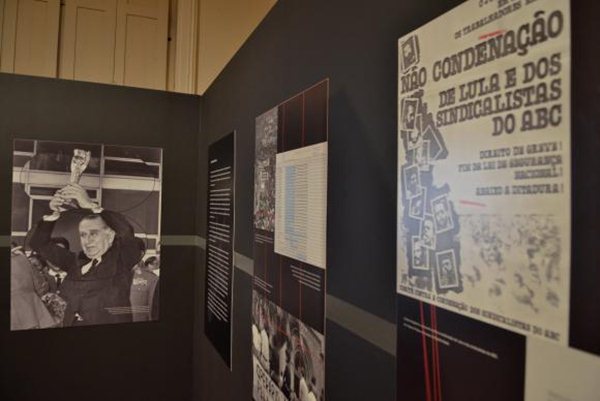 Fotografia do presidente Médici segurando a taça Jules Rimet após a conquista do tricampeonato da Copa do Mundo é um dos destaques da mostra