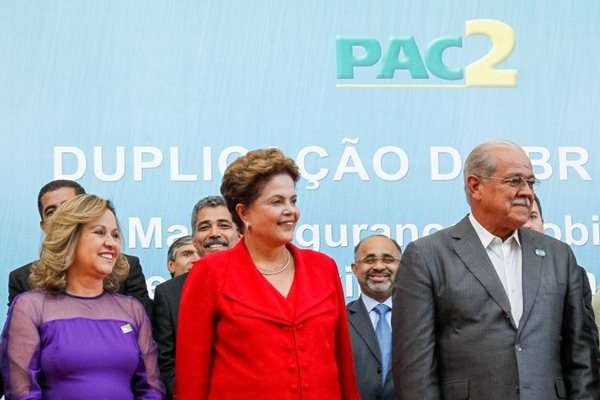 Presidente Dilma Rousseff durante cerimônia de assinatura das ordens de início das obras de duplicação da BR-381/MG, trecho de Belo Horizonte a Governador Valadares