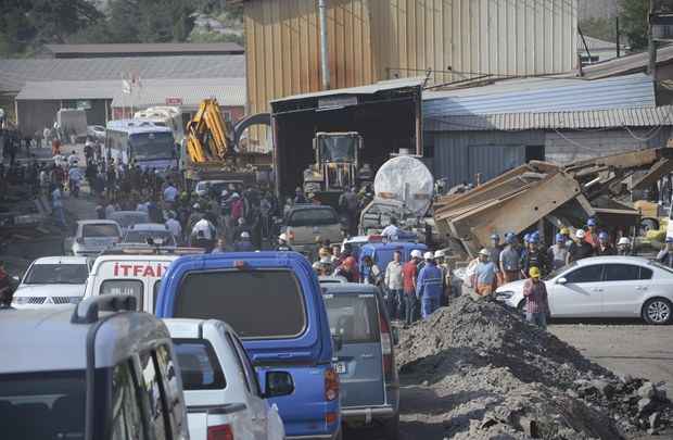 Equipes de busca e salvamento tentam resgatar os mineiros presos após o soterramento