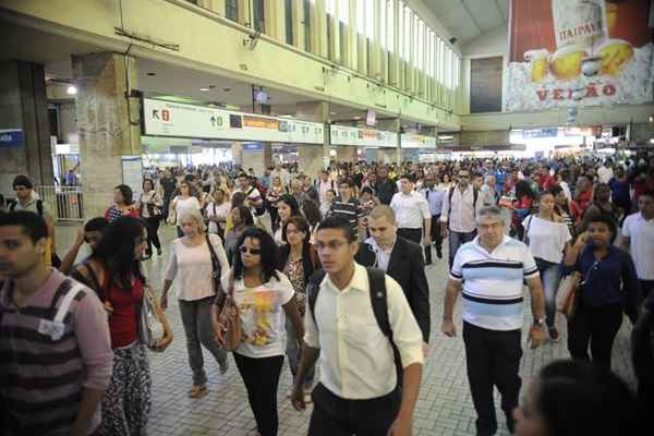 Com greve dos rodoviários, Central do Brasil fica lotada