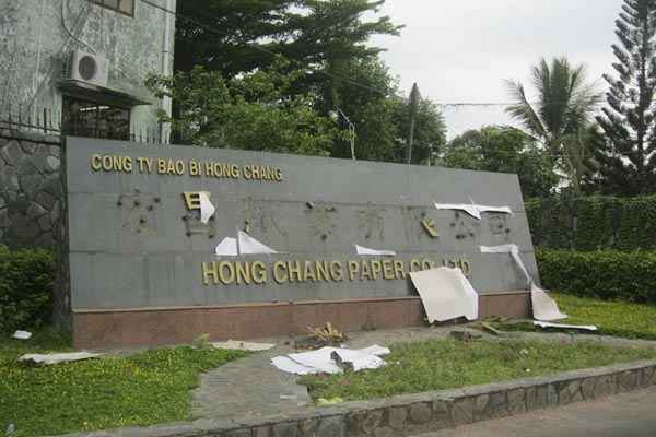 Placa de empresa é danificada por manifestantes no Sul da província de Binh Duong, no Vietnã