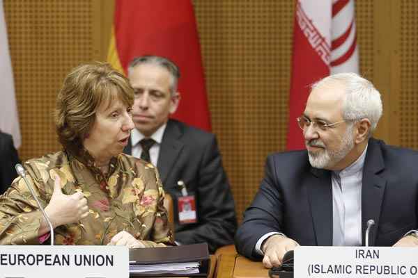 O chefe de política externa da União Europeia, Catherine Ashton, e ministro das Relações Exteriores do Irã, Mohammad Javad Zarif, participam das negociações em Viena