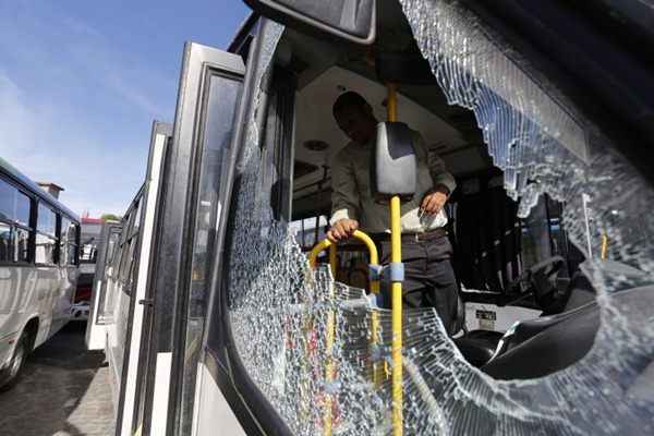 No Rio de Janeiro, 12 ônibus foram depredados hoje