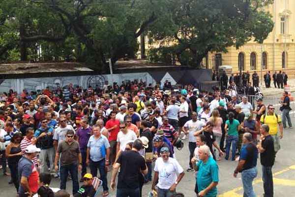 Policiais estão concentrados em frente ao Palácio do Campo das Princesas