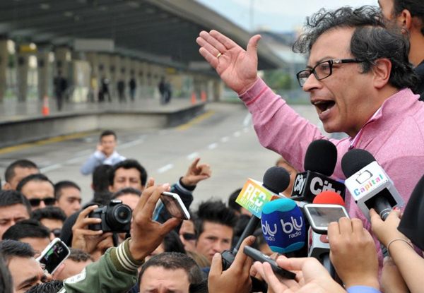 Gustavo Petro travou uma batalha por cinco meses para não ser destituído do cargo de prefeito