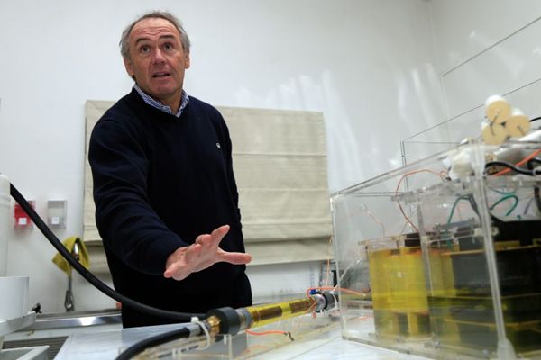 Engenheiro chileno Alfredo Zolezzi mostra purificador de água inventado por ele. O purificador transforma a água em plasma, eliminando vírus e bactérias, e beneficiará cerca de 10.000 famílias no Haiti, Bolívia , Gana e Chile este ano