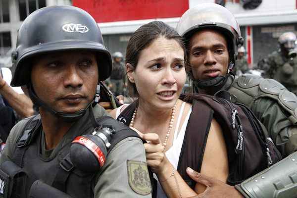 Venezuela completou mais de três meses de protestos oposicionistas contra a criminalidade e a detenção de estudantes. No total, 42 pessoas morreram e mais de 800 ficaram feridas durante manifestações