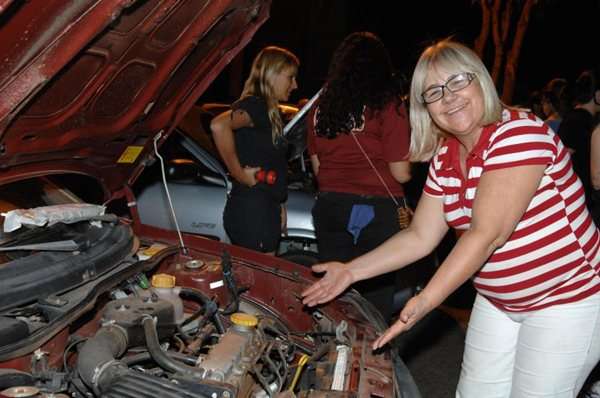 Curso para mulheres ensinará sobe direção defensiva e mecânica básica de carros e motos