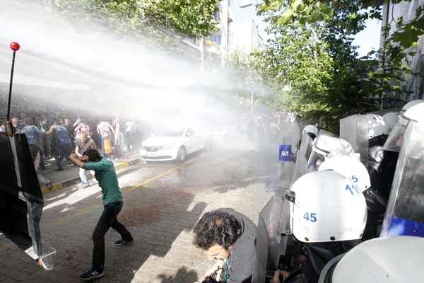 Polícia turca lança gás lacrimogêneo contra 10 mil manifestantes em Soma