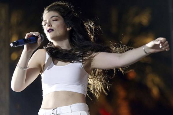 Lorde ao som de Timbalada faz sucesso na internet