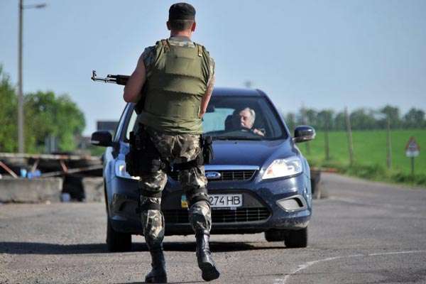 Soldados do Exército ucraniano fazem guarda em posto de controle em estrada na região de Kharkiv