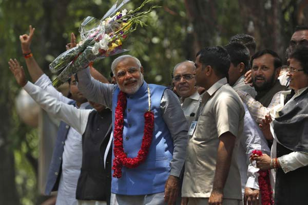 Narendra Modi (ao centro) tem 63 anos, é filho de um vendedor de chá e jamais ocupou um cargo em nível nacional