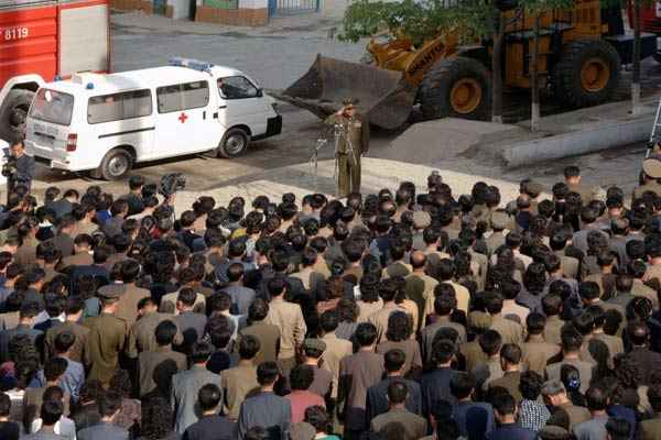 Coreanos acompanham a demolição do prédio em obras Pyongyang onde, na terça-feira, ocorreu um grave acidente no canteiro de obras