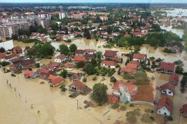 Em Obrenovac, cidade 90% submersa pelas águas, a maior parte dos 20.000 habitantes já foi evacuada do local