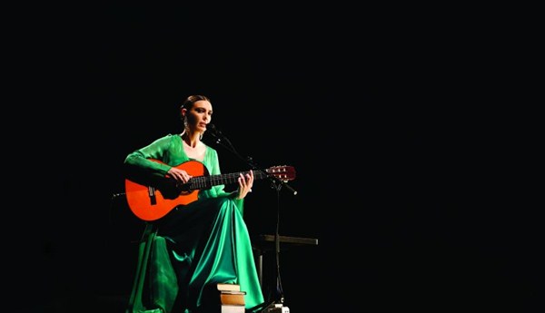 Adriana Calcanhotto canta de Tim Maia a Claudinho e Buchecha com a mesma empolgação