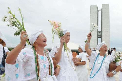 Integrantes da Federação Brasileira de Umbanda e Candomblé, durante ato, em 2009, contra a intolerância religiosa: respeito assegurado na Constituição