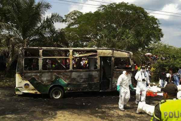 Polícia colombiana recolhem corpos de crianças mortas em ônibus queimado em Fundacion, Colômbia