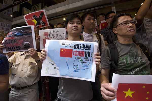 Manifestantes anti-Vietnã fazem protesto em defesa da China, em Hong Kong