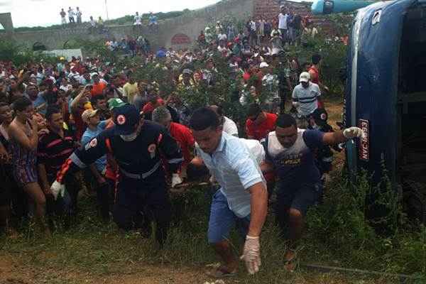 Acidente na BR 020, na cidade de Canindé com ônibus da empresa Princesa dos Inhamuns deixa 18 mortos