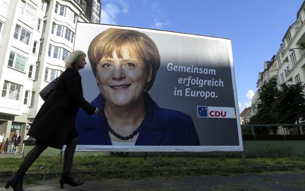 Cartaz da campanha eleitoral para o Parlamento Europeu com a chanceler alemã e líder do partido União Democrata Cristã (CDU)