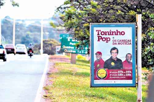 Publicidade irregular na Estrada Parque Aeroporto...