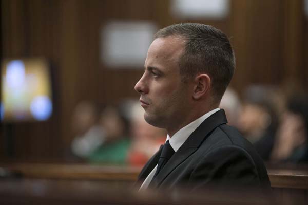 Pistorius escuta Julgue Thokozile Masipa durante o julgamento, pelo Tribunal Superior do Norte Gauteng, em Pretória, nesta terça-feira