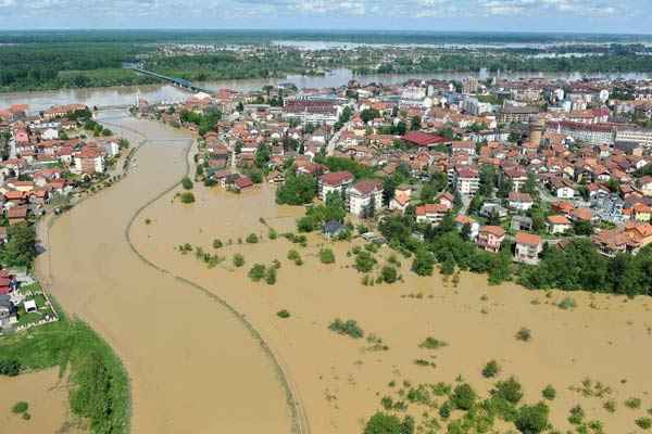 Uma vista aérea mostra uma área alagada perto da cidade de Brcko, no Norte da Bósnia