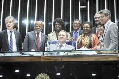 Parlamentares negros comemoraram a aprovação do projeto ontem com o presidente do Senado, Renan Calheiros. Tramitação em seis meses no Congresso