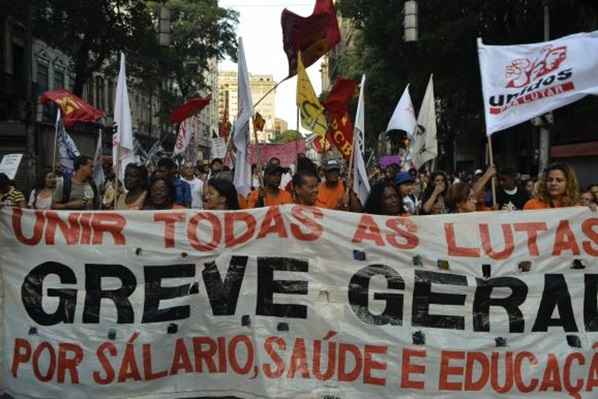 Funcionários públicos das áreas de educação, cultura e saúde criticaram os gastos do governo com o mundial