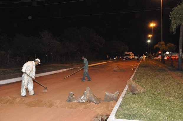 Agentes do Ibram tiveram que fazer barricadas com terra ao redor das bocas de lobo para evitar a entrada da água usada na limpeza