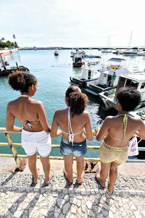 Meninas se prostituem na área portuária de Salvador, um dos mais importantes destinos de turistas no país