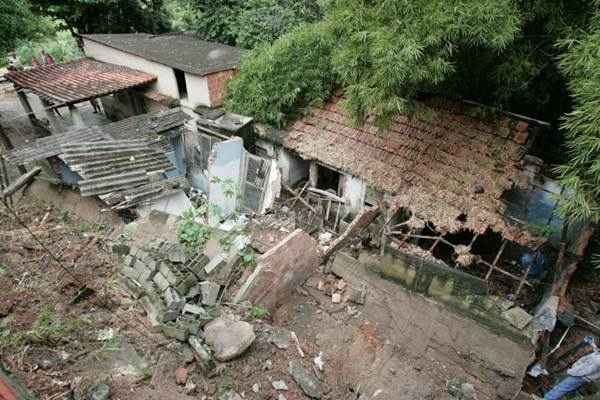 Um temporal provocou o desabamento de casas em Cascadura, na zona norte do Rio de Janeiro em 2008