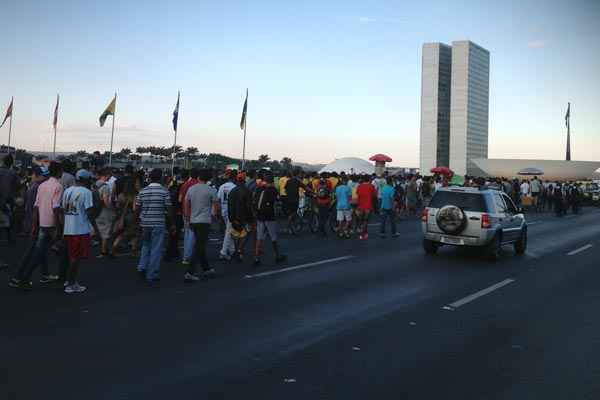 Ativistas caminham pela Esplanada dos Ministérios