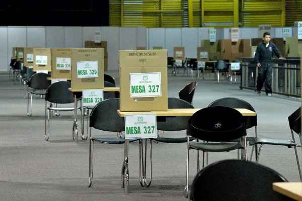 Montagem de seção eleitoral no centro de convenções Corferias, em Bogotá: 33 milhões de colombianos estão inscritos para a votação, que deve apontar para segundo turno