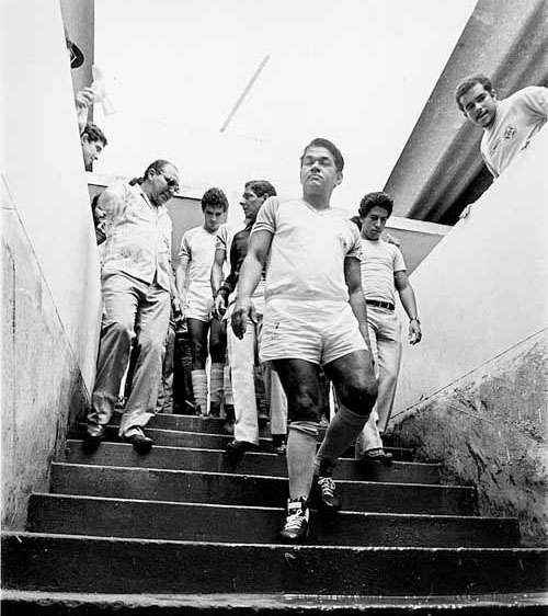 Garrincha desce as escadas do vestiário ao fim do primeiro tempo