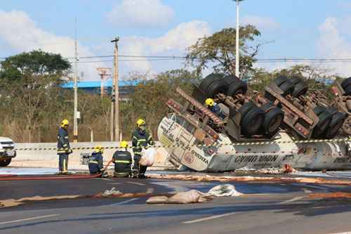 Imagem mostra carreta tombada após acidente: substância corrosiva