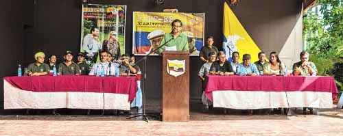 Iván Márquez, líder da delegação das Farc em Havana, discursa em ocasião do aniversário da facção, observado por outros militantes: guerrilheiros estariam dispostos a encontrar uma saída para o conflito colombiano