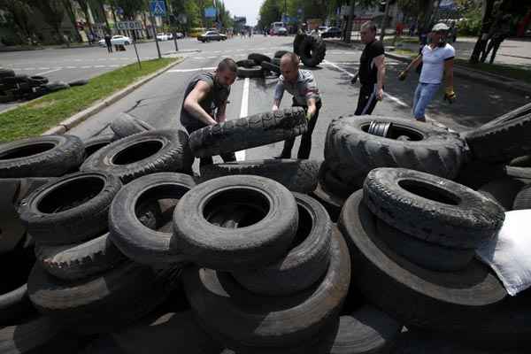 Pessoas fazem barricada em estrada que vai até o aeroporto de Donetsk