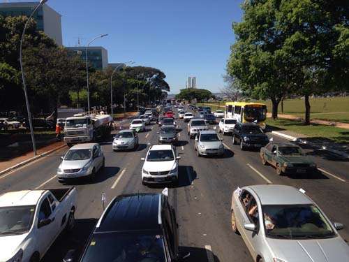 Carreata de moradores do Jardim Botânico chegam à Esplanada e seguem em direção ao Buriti