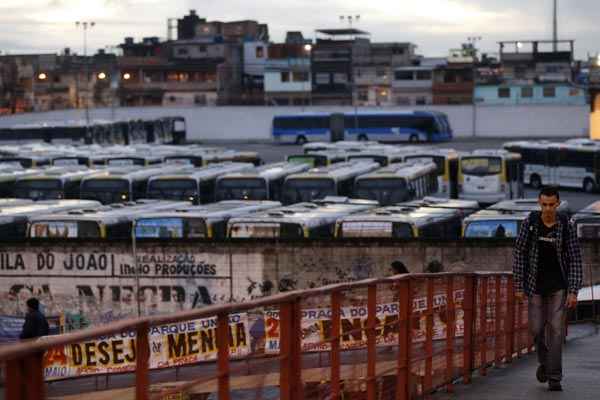 Ônibus estacionados em garagem de ônibus durante a greve de ônibus